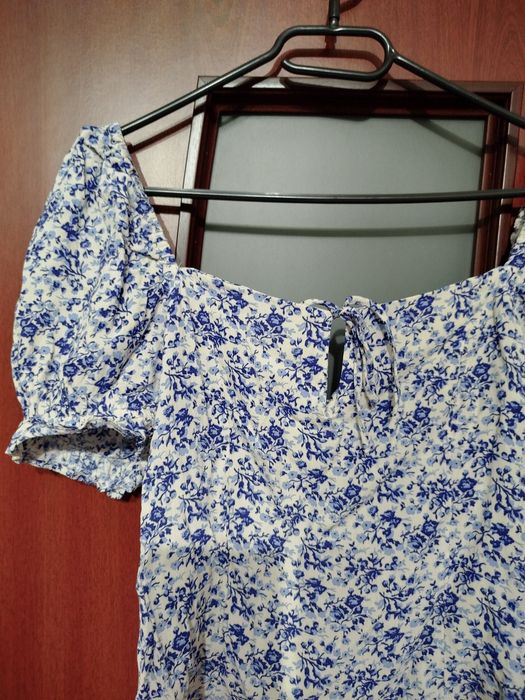 Biało niebieska bluzka kwiatki H&M z bufkami carmen M 36/38