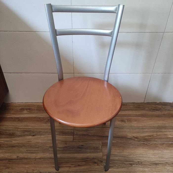 Mesa e cadeiras para jantares e convívios