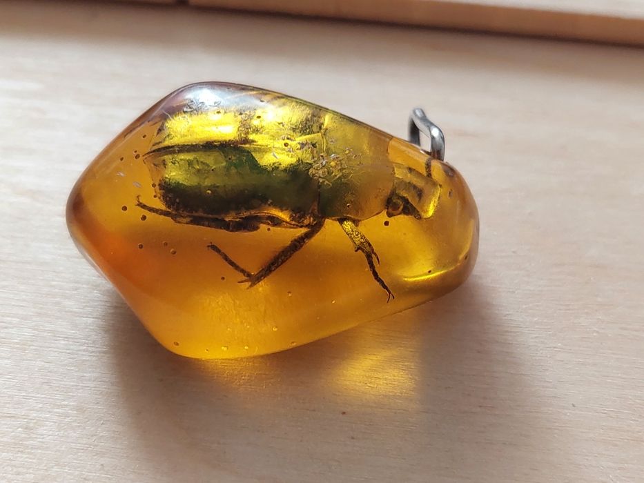 Duży wisiorek z żywicy z prawdziwym zielonym chrząszczem (15g)