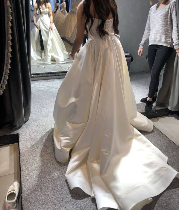 Сукня зі шлейфом