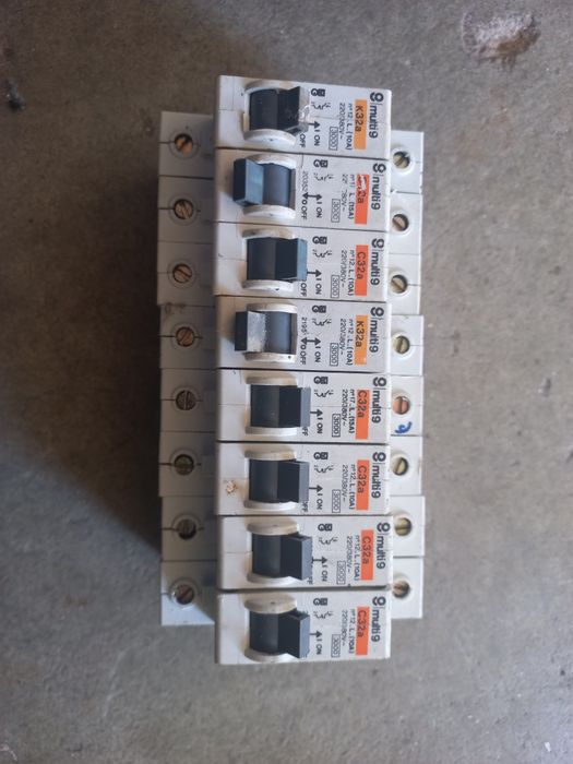 8 circuit breakers (6 of 10A and 2 of 15A)64729408133763122