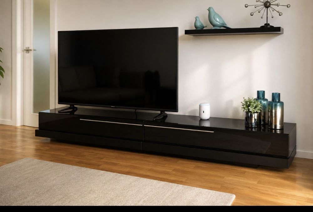 Movel tv em acabamento alto brilho
