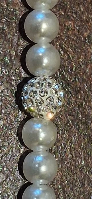 Zestaw nowej biżuterii z imitacji pereł.