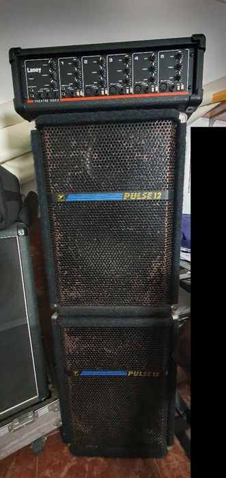 P.A. (Public Address) Sistema de som.