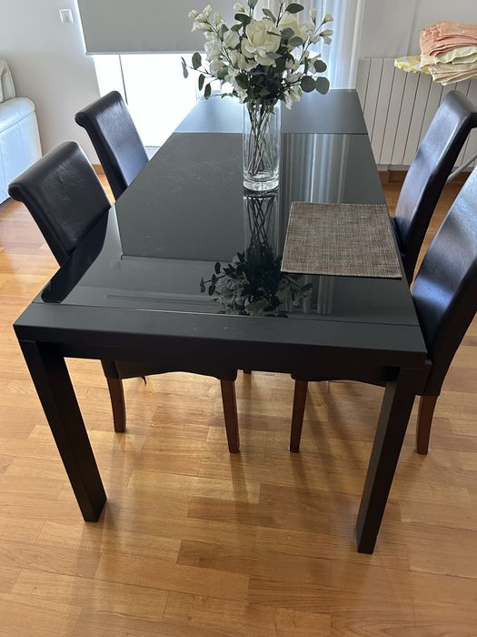 Mesa de jantar e 4 cadeiras