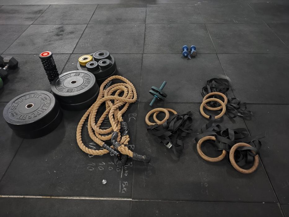 Diversos materiais e máquinas de ginásio/CrossFit