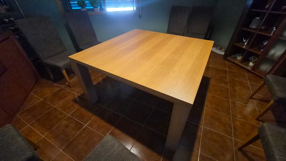 Mesa de jantar em madeira com 1,40x1,40