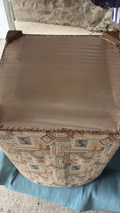 Conjunto de sofá + poltrona vintage em tecido e madeira