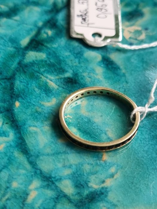 Złoty pierścionek obrączka