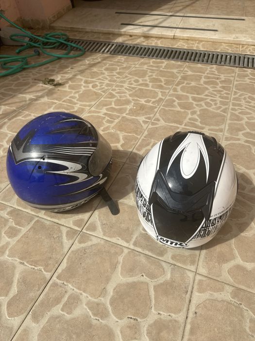 2 capacetes de motas