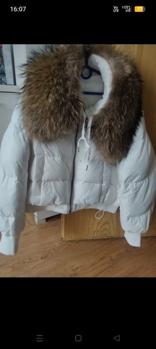 Biała piękna puchowa kurtka