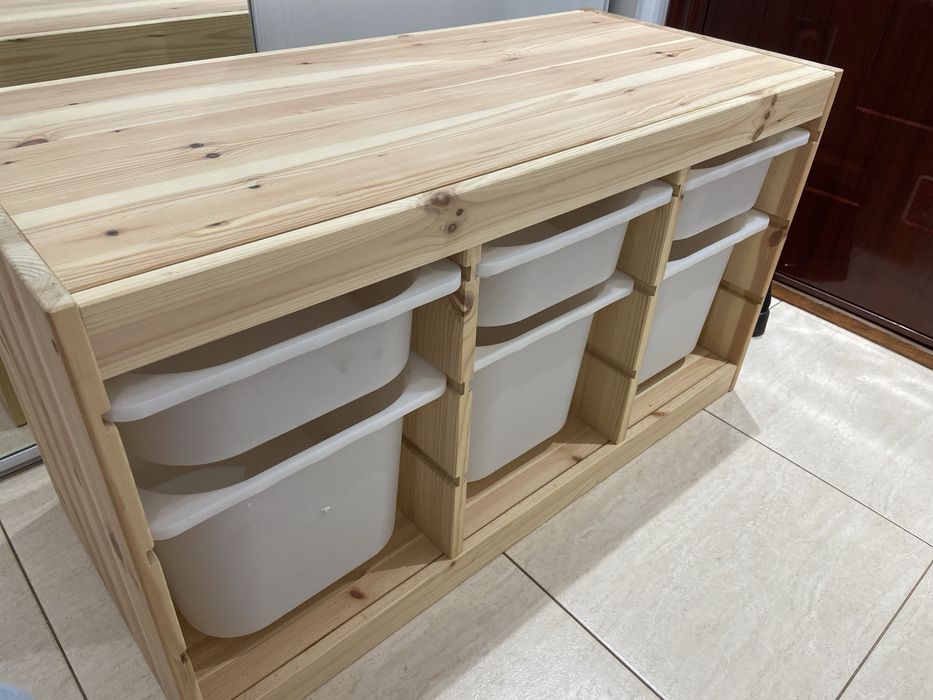 Trofast regal z pudlami na zabawki