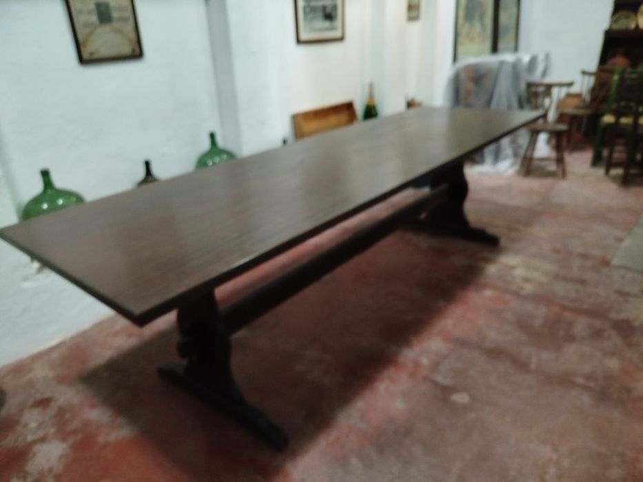 Mesa em madeira de mogno