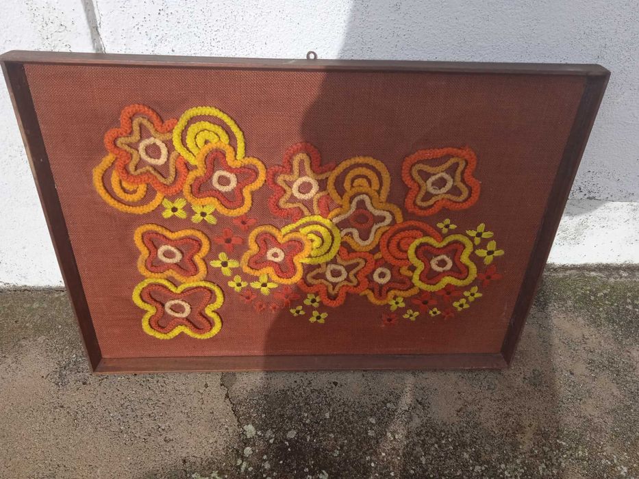 Quadro antigo, bordado, com moldura