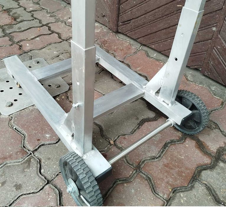 Stojak do silników zaburtowych