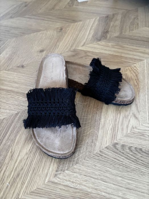 Klapki z czarnymi frędzelkami stan idealny