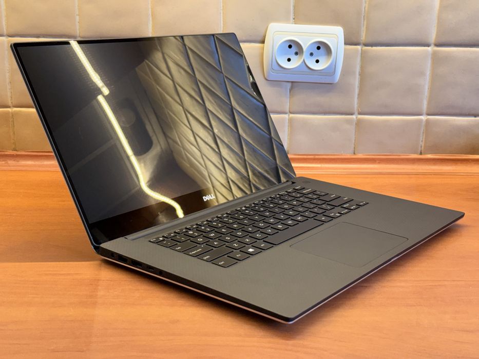Dell XPS 15 9560, i7-7700HQ, GTX 1050, 4K touch, 16 RAM, 256 ssd