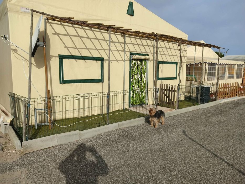 Reloute forrada a lona e placas de sanduiche em Parque de Campismo