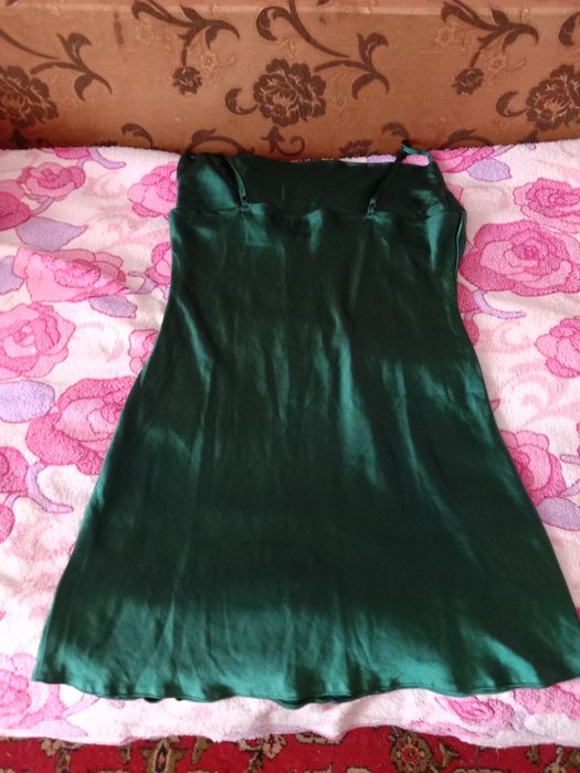 Вечірня сукня атласна