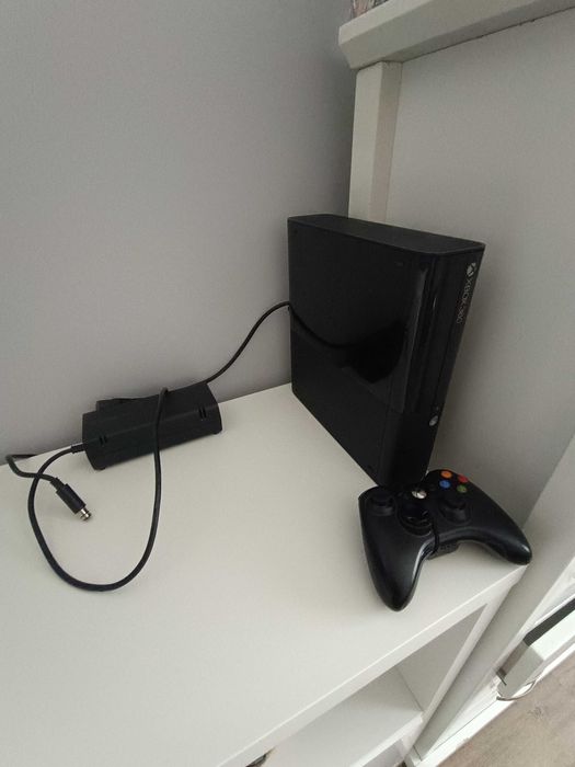 Konsola Xbox 360 E + pady+ kinect