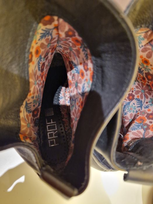 Botins em couro preto