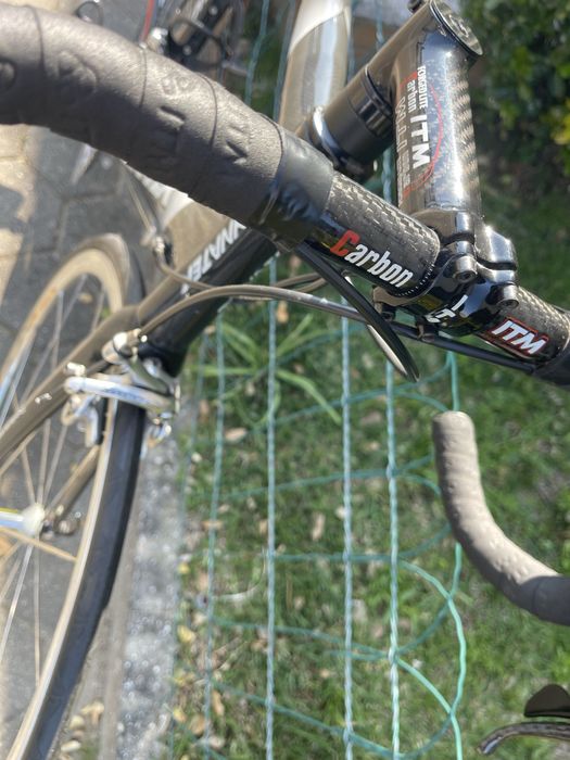 Bicicleta de estrada em carbono Dynatek