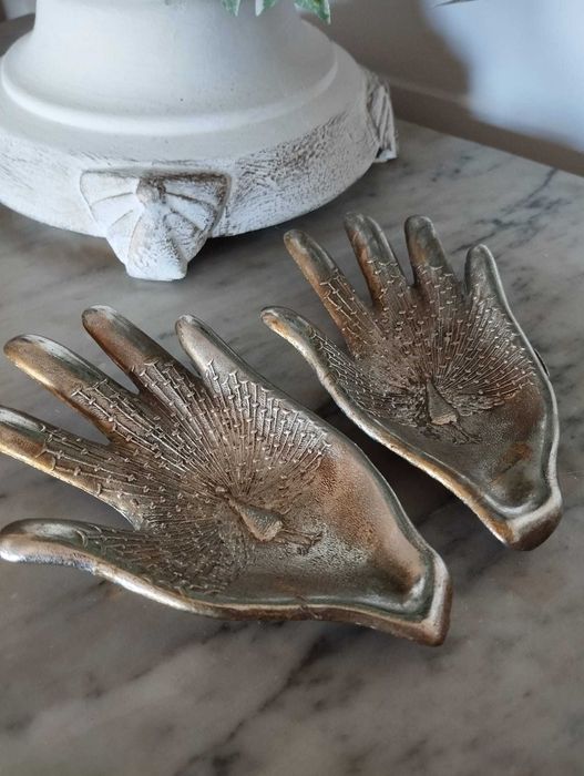 Duas mãos decorativas em metal