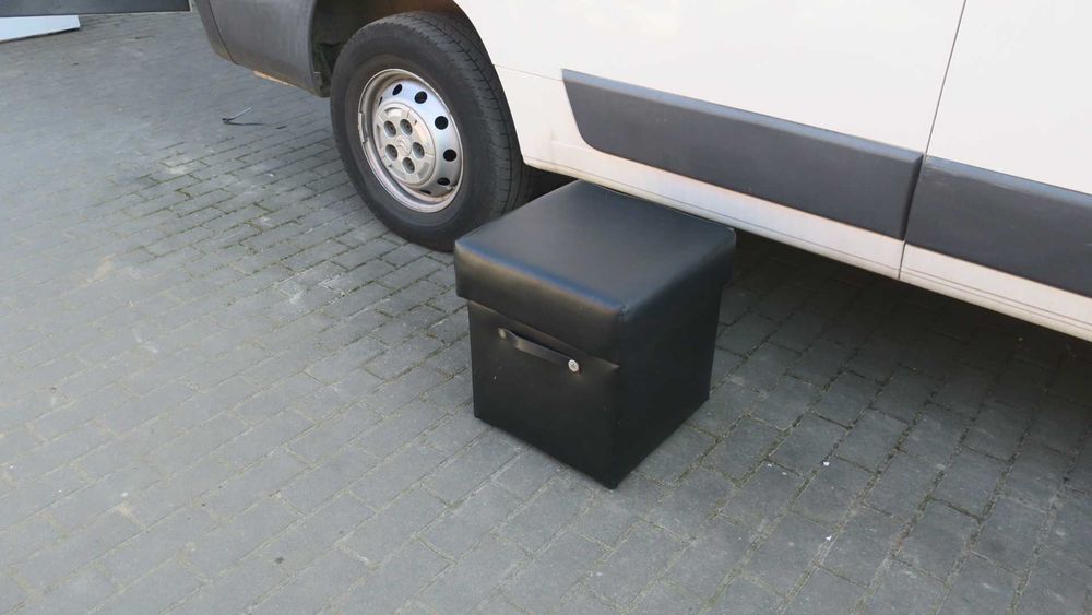 Pufa czarna otwierana skóra ECO