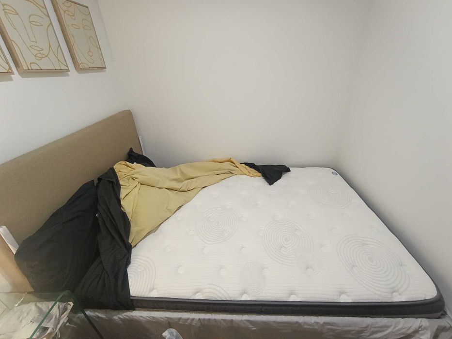 Quarto cama colchão e cabeceira