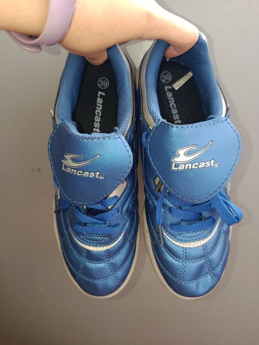 Продаю футбольні кросівки