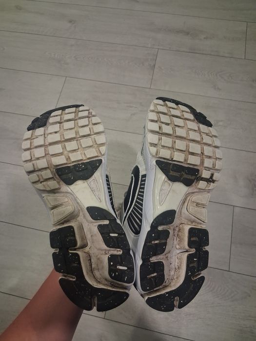 Używane buty nike vomero 5 rozmiar 41 biało czarne
