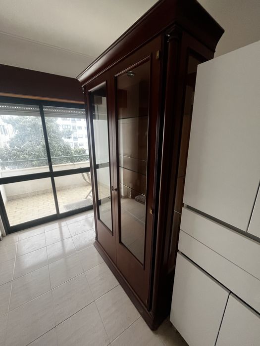 Cristaleira em madeira maciça com portas de vidro – excelente estado