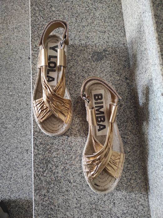 Vendo sandálias novas