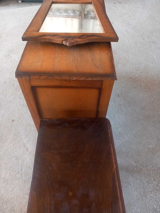 Cómoda mais mesa de cabeceira mais espelho tudo já com alguns anos  mas impecável