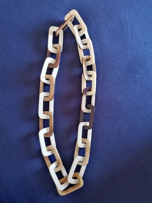 Colar em ossos tons castanhos