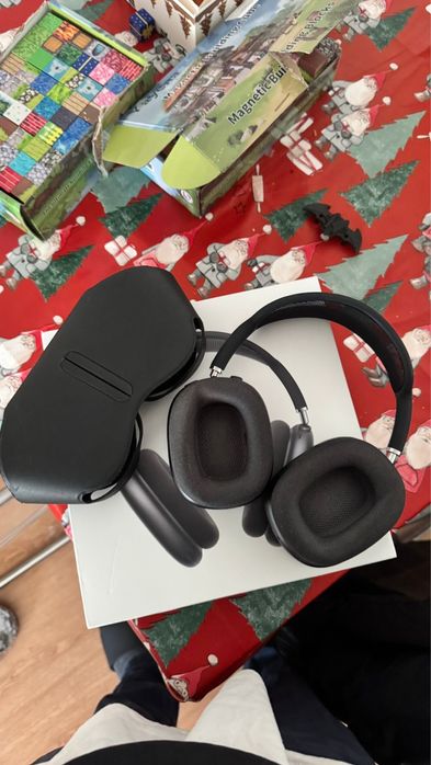 Airpods Max pretos com caixa