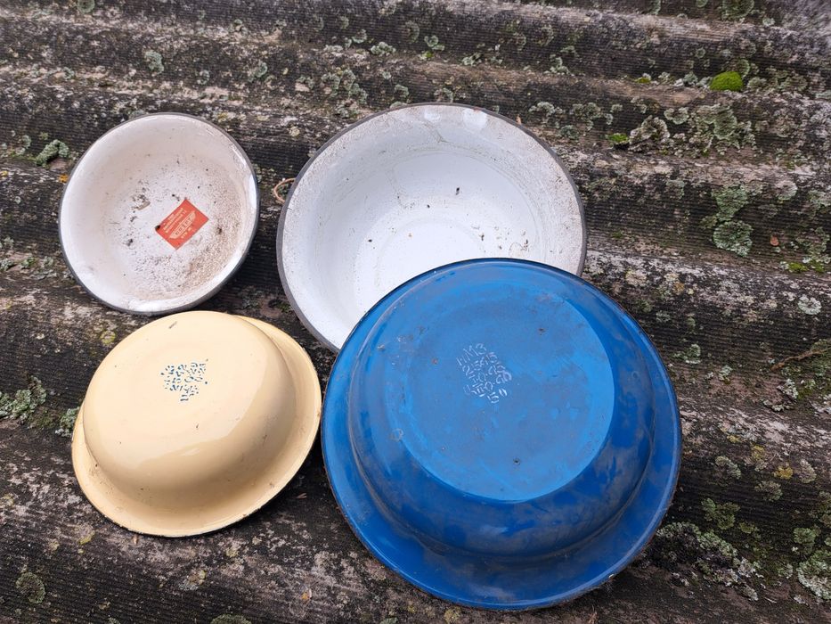 Миски різного розміру емальовані