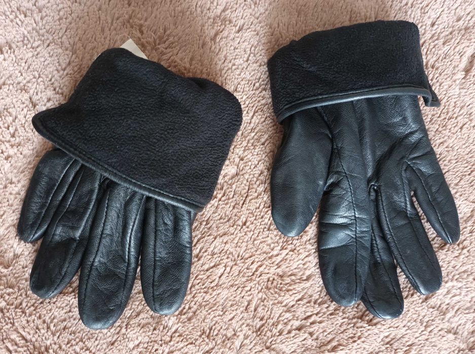 Par de luvas pretas