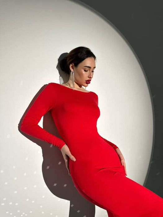 Сукня червона з відкритою спинкою максі