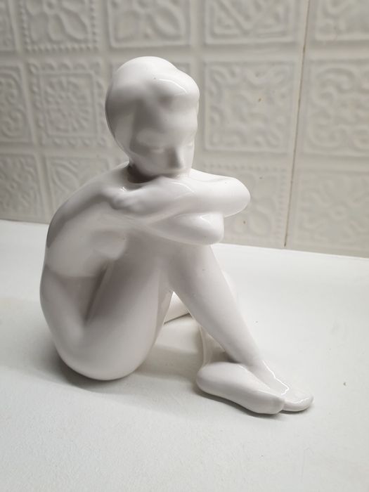 Figurka. Dziewczyna zamyślona.