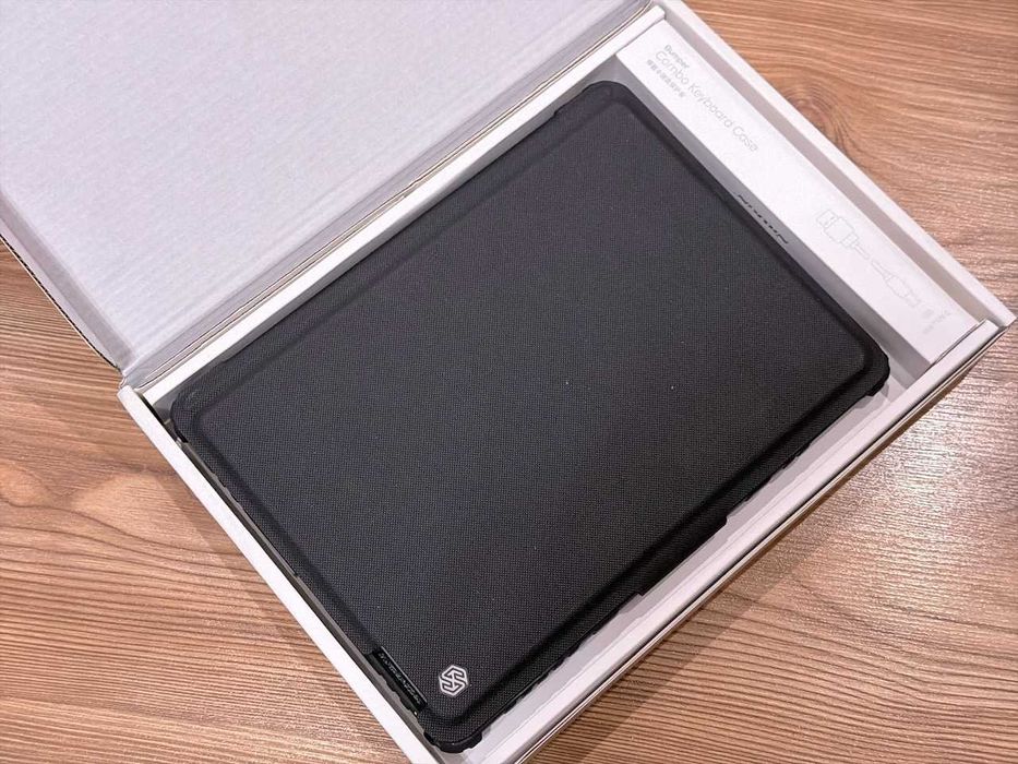 Capa com teclado Nillkin Bumper Combo Keyboard Case para iPad de 10,2"