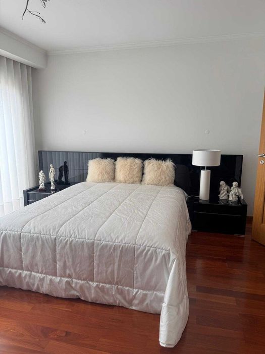 Quarto completo em vidro escurecido
