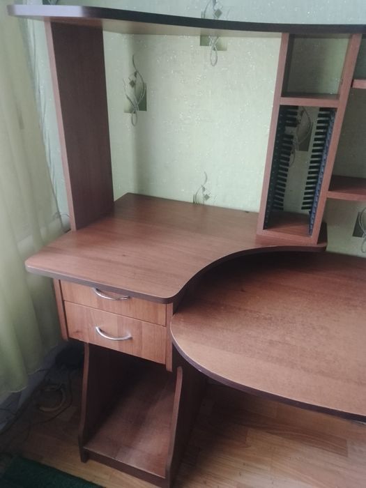 Стіл комп'ютерний