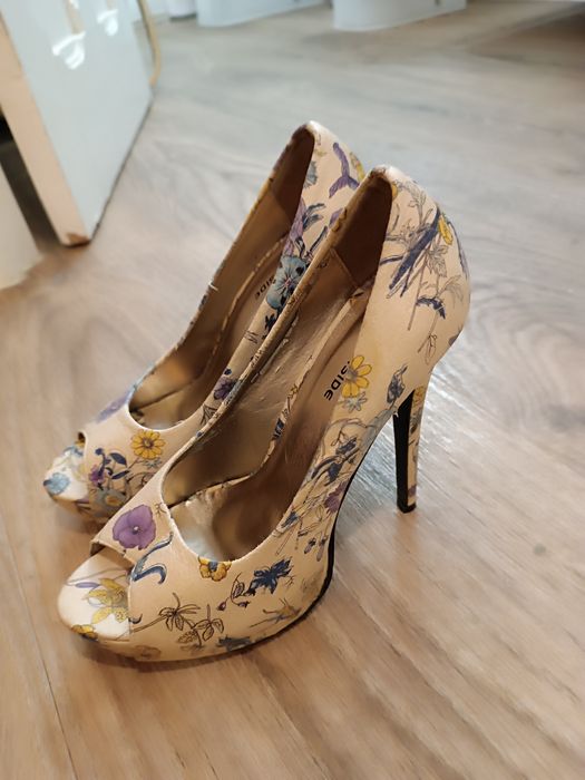 Sandália/sapato motivos florais com alto agulha - 38