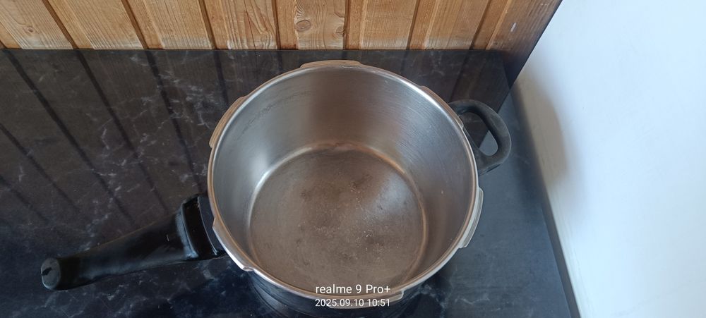 Sprzedam garnek 5- litrowy.