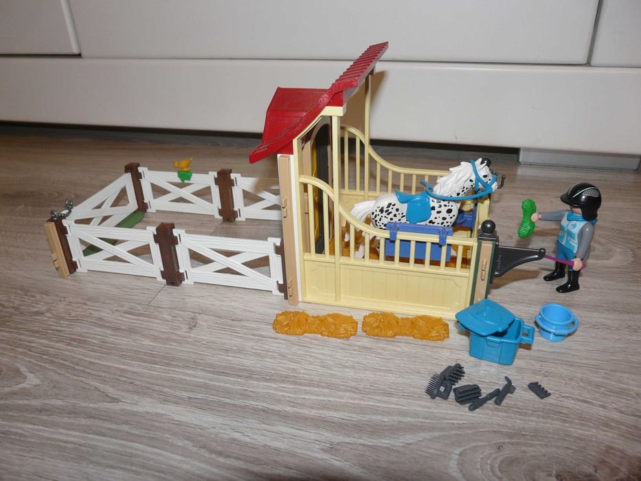 Playmobil boks dla konia z wyposażeniem