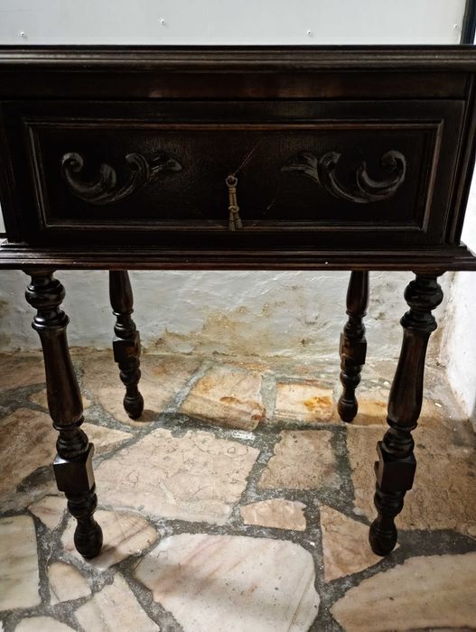 Mesa de cabeceira em madeira