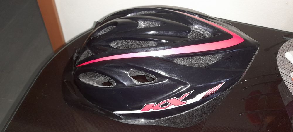 Capacete preto e vermelho.