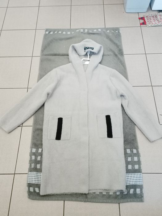 Super elegancki  ciepły płaszcz  z Alpaki z kapturem rozmiar  L