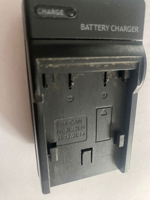 Зарядний пристрій для відеокамери.